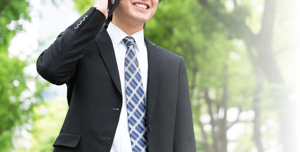 電話している男性